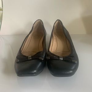 Naturalizer flat shoes size 6.5M barely used